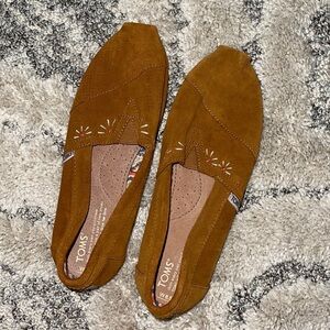 NWOT Suede Brown floral embroidered Boho  Toms Moccasins 8.5